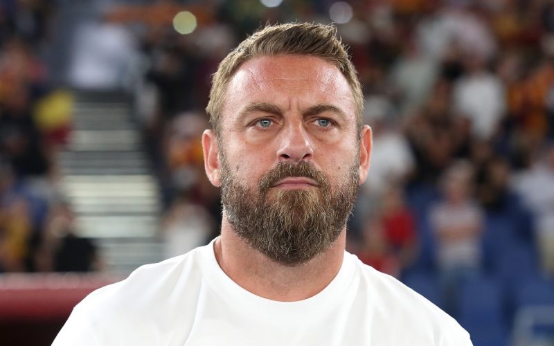 Che tegola per De Rossi! Frattura al malleolo per Saelemaekers: sarà operato
