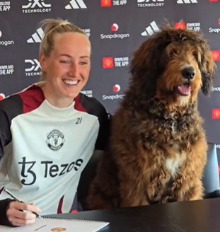 🎥 Il cane Pongo a vita col Manchester United femminile: il video della firma è 🤣