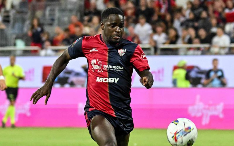 ✅ Le UFFICIALI di Como-Cagliari: Reina titolare, Luvumbo dal 1′. La scelta su Strefezza