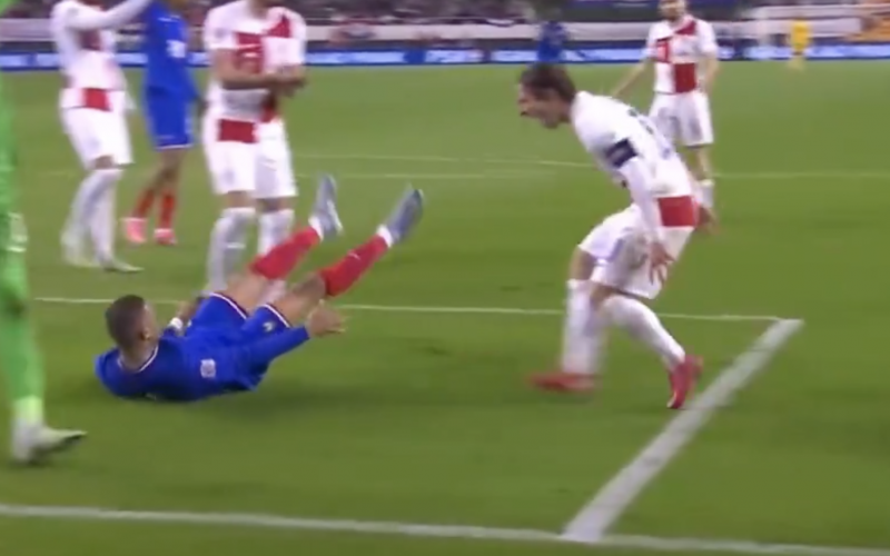 🎥 Mbappé si lascia cadere in area, Modric si infuria: la scena è 😂