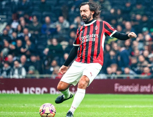 🎥 Pirlo torna in campo e….non si smentisce mai: la punizione è 🤩