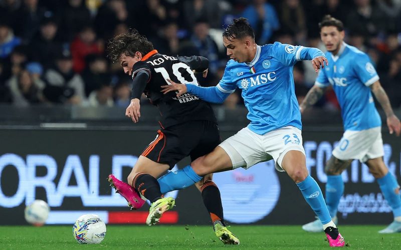 ❌ Gazzetta BOCCIA Giovane: “Ancora un corpo estraneo al Napoli! Tocca pochissimi palloni”